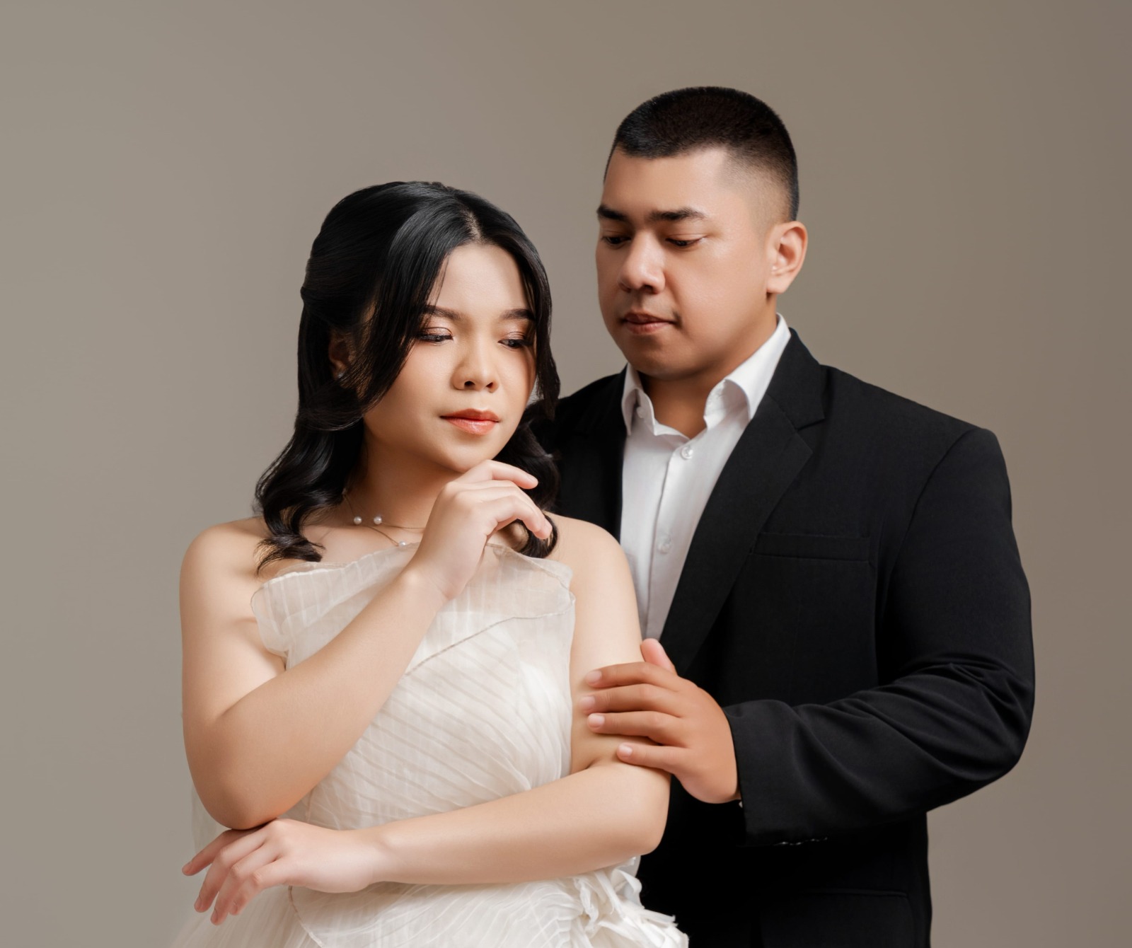 Pasangan mempelai berfoto bersama untuk undangan pernikahan